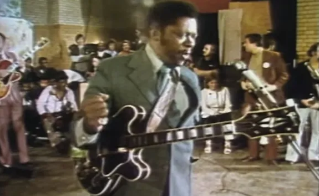B.B. King visits a prison on Thanksgiving